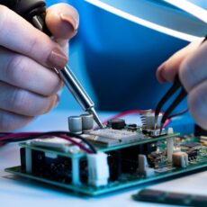 Assistência técnica de celular aberta aqui perto