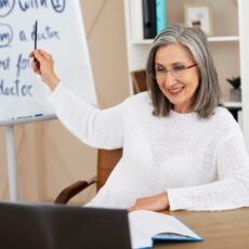 Quanto ganha um professor de inglês de escola particular?